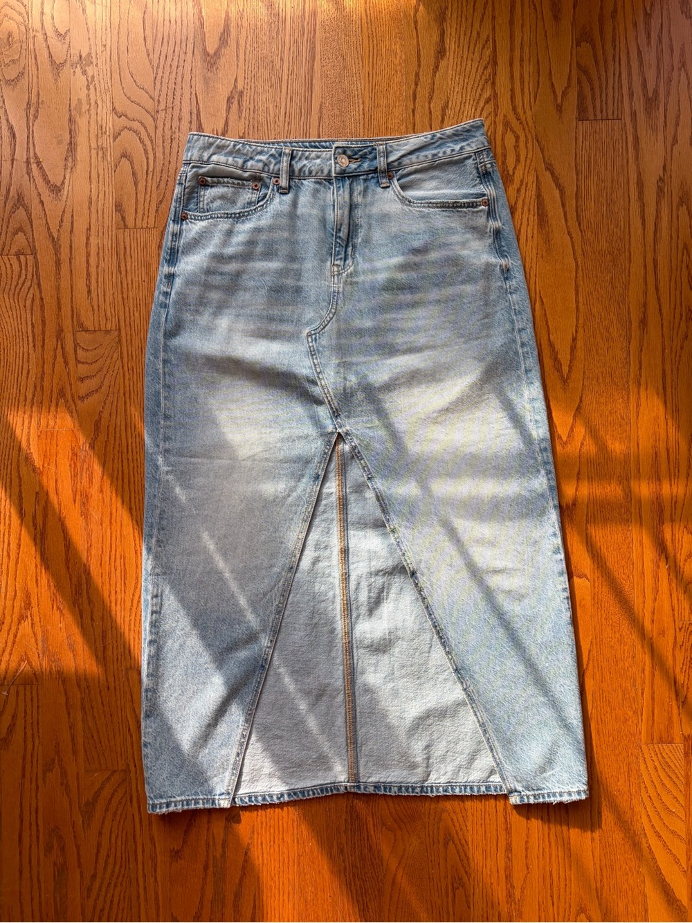 American Eagle Blue Denim Midi Skirt with Front Slit - Size 6 - Low rise